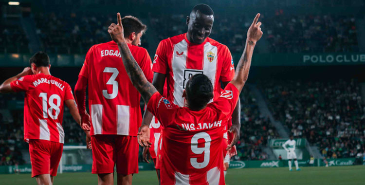 El plantel rojiblanco celebrando uno de sus goles en Elche. Foto: UD Almería