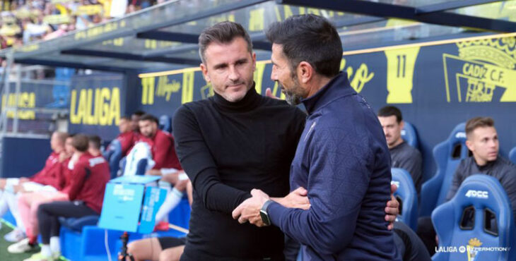 Ania saludando al entrenador Rival. Foto: Córdoba CF