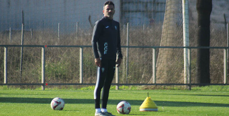 Iván Ania siguiendo el último entrenamiento del equipo antes de recibir al Real Zaragoza.