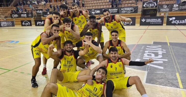 El Peñarroya celebra su triunfo en Badajoz. Foto: CP Peñarroya