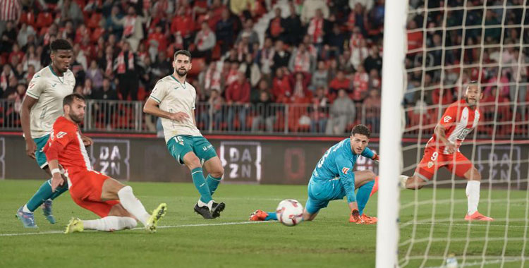 La acción del 2-0 del Almería, con la zaga cordobesista impotente. Foto: LaLiga Hypermotion