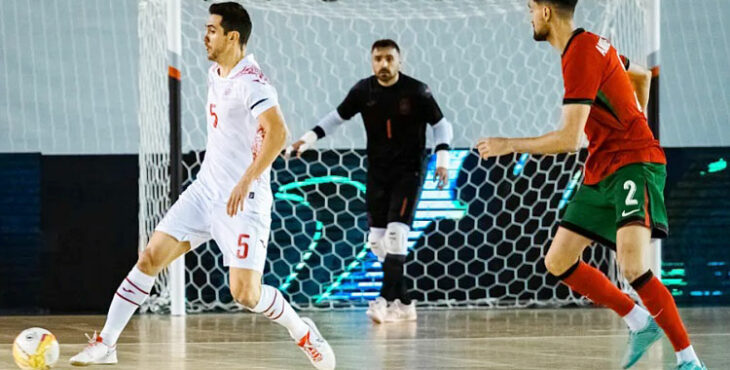 Bebé da un pase en el partido de España ante Portugal. Foto: RFEF