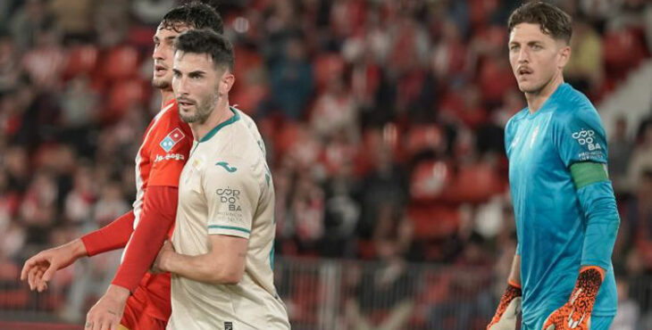 Carlos Marín junto a Albarrán en una acción del Almería-Córdoba. Fotografía: LaLiga Hypermotion