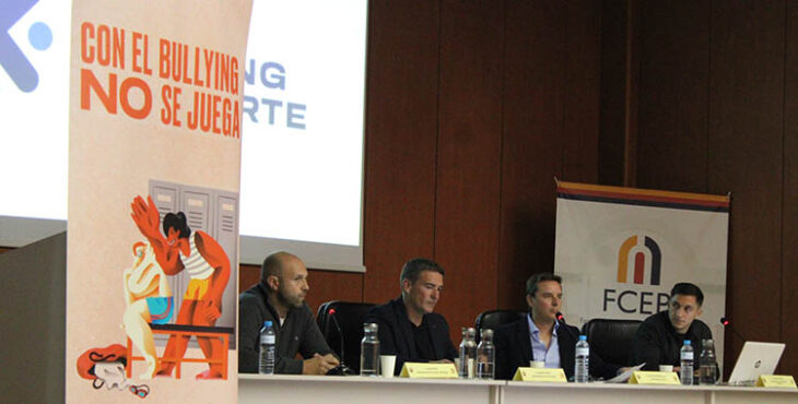 Javi Poveda, Luis Carrión, el moderador Juande Benítez y Christian Carracedo durante la mesa redonda en la UCO.