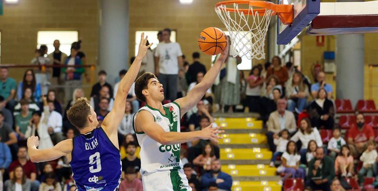 Guille del Pino deja la bandejita en la canasta. Foto: Córdoba Club de Baloncesto