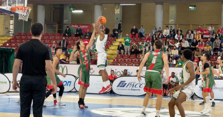 Isaac Mushila busca la canasta ante el Caja 87. Foto: Coto Córdoba CB