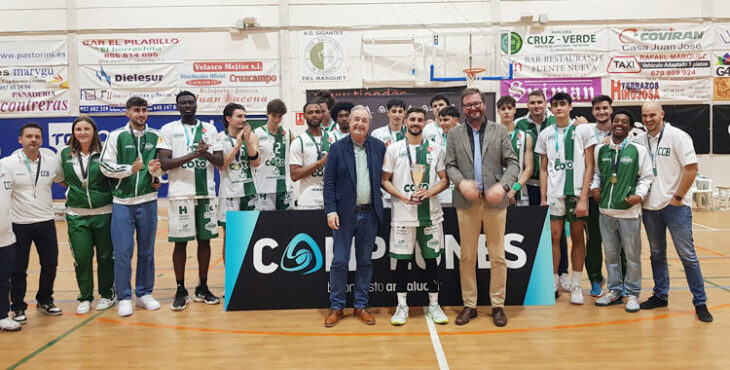 El Coto Córdoba con el trofeo de campeón. Foto: Córdoba Club de Baloncesto