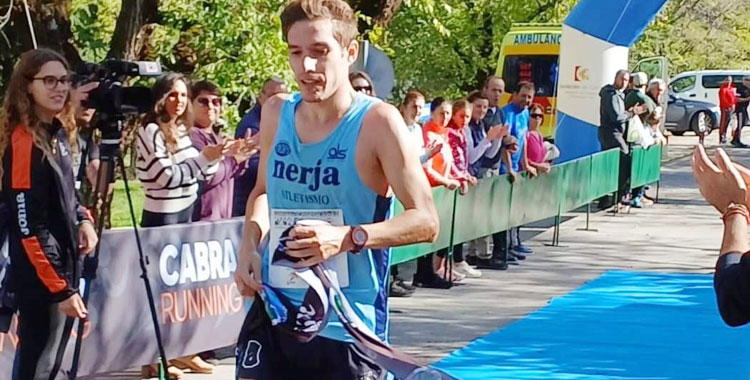 Cristóbal Ortigosa llegando a meta en ganador. Foto cedida por el Club Trotasierra