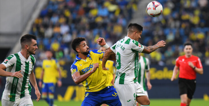 Kuki disputando un balón por alto en el Cádiz-Córdoba. Fotografía: Cádiz CF