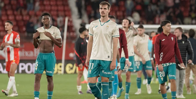 Ander Yoldi, con rostro serio, tras el desastre fuera del Córdoba en Almería. Foto: LaLiga Hypermotion