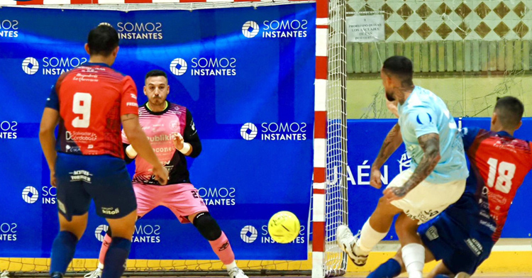 Cristian se prepara ante un disparo jiennense. Foto: Avanza Futsal