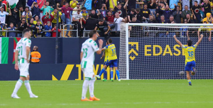 Carracedo y Albarrán tras uno de los goles del Cádiz.