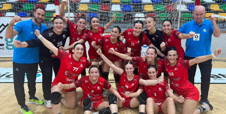 La celebración en la pista ilicitana de las jugadoras granates. Foto: CBM