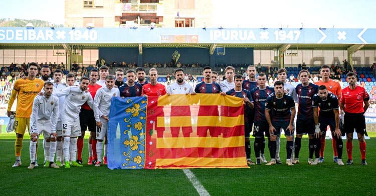 Éibar y Elche posan con la bandera valenciana. Foto: Elche CF
