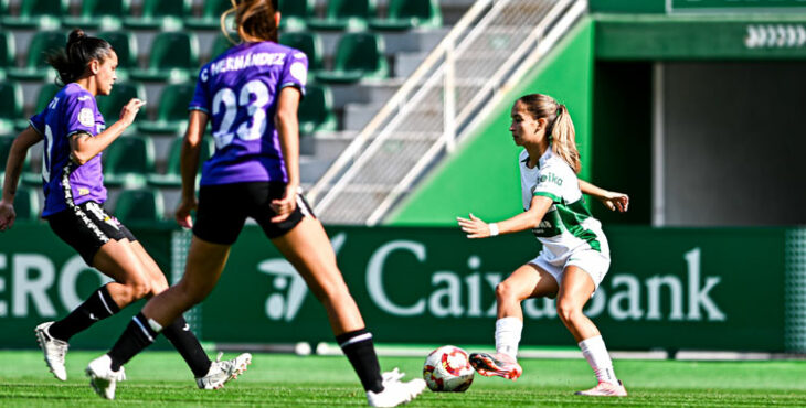 Dos jugadoras del Córdoba acuden a tapar a una rival ilicitana. Foto: Elche CFF