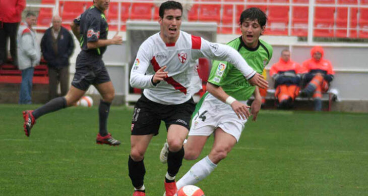 Endika Bordas persiguiendo a Alejandro Alfaro, que años después sería jugador del Córdoba después de su etapa en el filial y el primer equipo del Sevilla o Tenerife, entre otros.