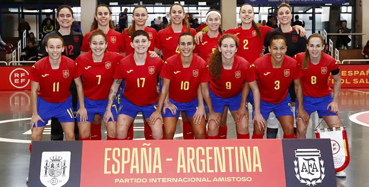 Cristina García posando con sus compañeras de la selección. Foto: RFEF