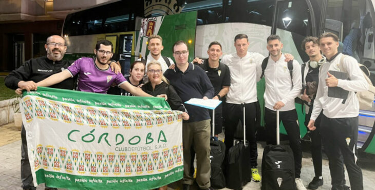 Los jugadores del Córdoba posando este sábado con aficionados del Córdoba en Almería. Foto: CCF