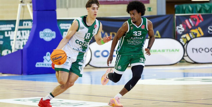 Guillermo del Pino conduce el balón ante un jugador del Lobe Huesca La Magia. Foto: Córdoba Club de Baloncesto