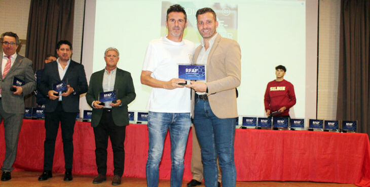 Iván Ania recoge su premio de Martín Torralbo, presidente delegado de la RFAF en Córdoba. Foto: RFAF