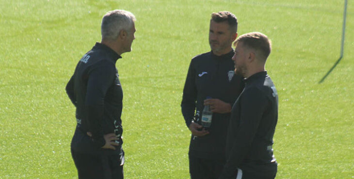 Iván Ania departiendo con César Negredo y otro componente del cuerpo técnico.