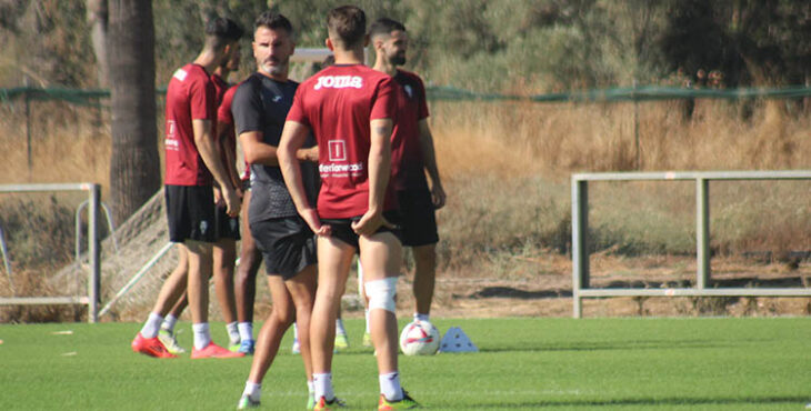 Iván Ania departiendo con Isma Ruiz.