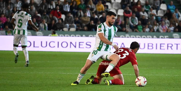 Jacobo peleando un balón con un maño.