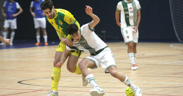 Pugna en el Jaén Paraíso Interior B-Córdoba Futsal Patrimonio. Foto: Edu Luque