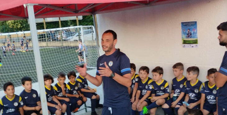 Jorge García impartiendo su experiencia futbolística a los más jóvenes.