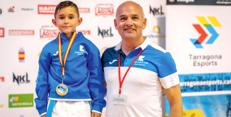 El joven karateca recibiendo la medalla de bronce. Foto: Club Kimé