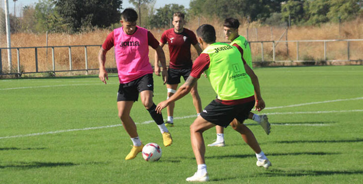 Kuki Zalazar protege el balón ante el acoso de sus compañeros.