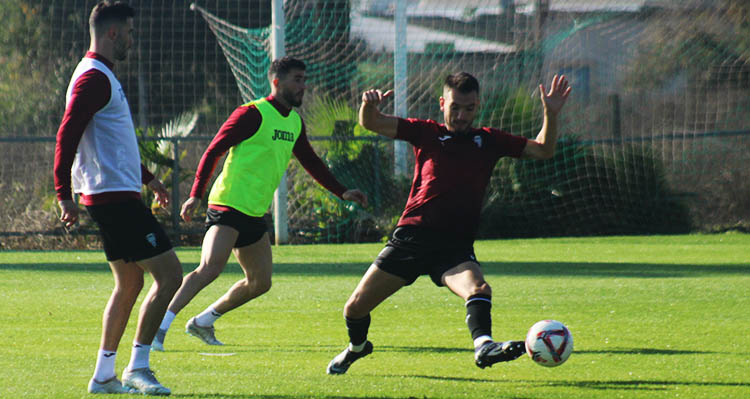 Adri Lapeña intenta cortar un pase de Carlos Albarrán, la gran ausencia obligada ante el Real Zaragoza.