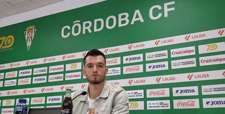 Adri Lapeña en la primera comparecencia de prensa tempranera del Córdoba CF antes del entreno.