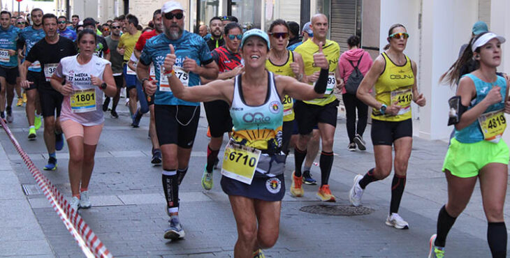 Una atleta espoleando a los aficionados por las calles céntricas de Córdoba.