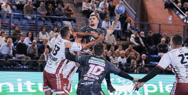 Domingo Luis Mosquera levantándose ante al defensa del BM Logroño.