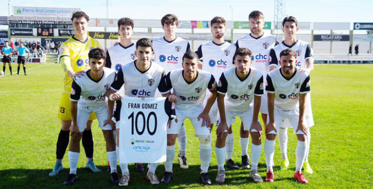 El once del Pozoblanco ante el Tomares, con Fran Gómez conmemorando sus 100 partidos como blanquillo. Foto: CD Pozoblanco