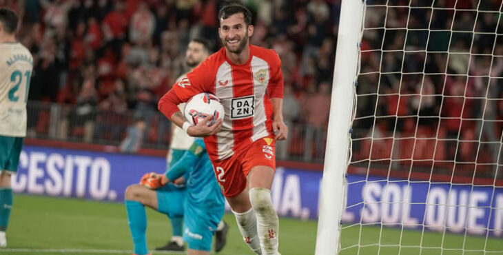 Leo Baptistao se apresta a celebrar uno de sus dos goles ayer, con la decepción cordobesista al fondo. Foto: LaLiga Hypermotion