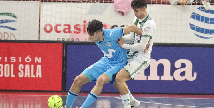 Hugo Expósito presiona a un integrante de Movistar Inter. Foto: Córdoba Futsal