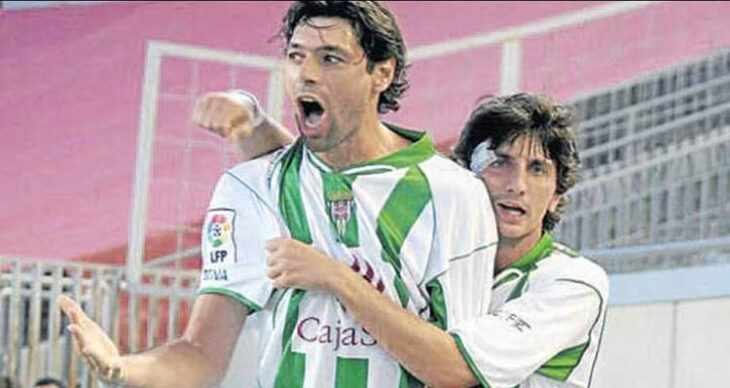 Un joven Endika Bordas abrazado a Alessandro Pierini celebrando un gol.