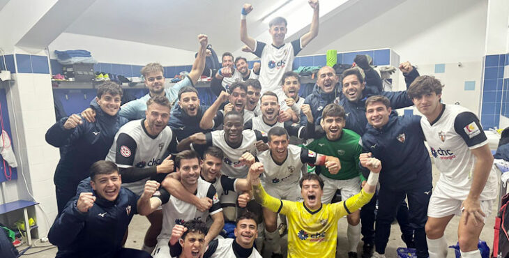 La celebración en el vestuario pozoalbense tras acabar el duelo ante el Cartaya. Foto: CD Pozoblanco