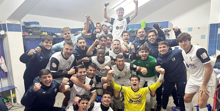 La celebración en el vestuario pozoalbense tras acabar el duelo ante el Cartaya. Foto: CD Pozoblanco