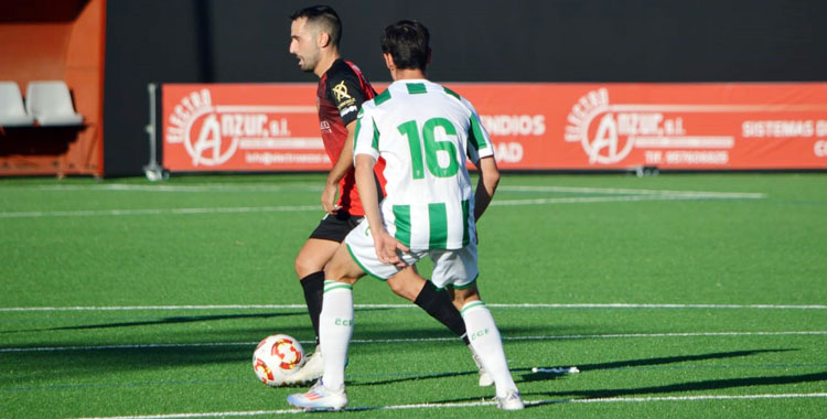 Mario Ruiz conduce la pelota en un partido del Salerm. Foto: Tino Navas / Salerm Puente Genil