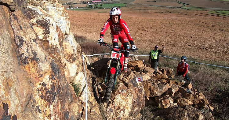 Sergio Moreno afronta una dificultad en el Trial El Peñón. Foto: FAMOTOS