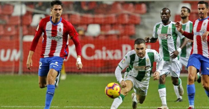 Javi Galán pugna por un balón en El Molinón en 2018. Foto: LaLiga