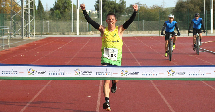 Diego Tirado al cruzar la meta en Lucena. Foto: Ayuntamiento de Lucena