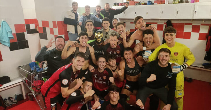 Los jugadores rojillos festejan su triunfo ante el Ceuta B. Foto: Salerm Puente Genil