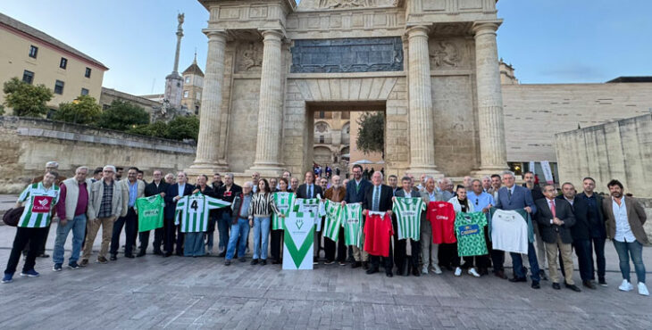 La foto de familia de la nueva asociación de veteranos del Córdoba