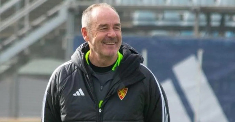 Víctor Fernández sonríe durante un entrenamiento. Foto: Real Zaragoza