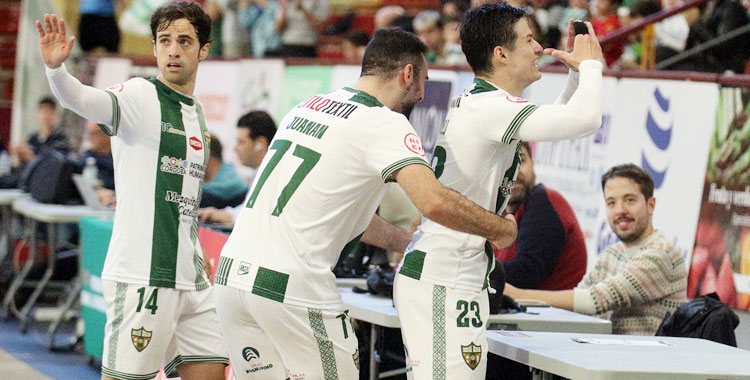 Murilo Duarte celebra con la hinchada el 1-0 a Burela. Foto: Edu Luque / Córdoba Futsal