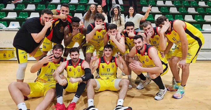 Los jugadores del conjunto minero celebran su cuarto triunfo. Foto: CP Peñarroya